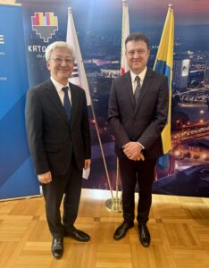 Jego Ekscelencja Ambasador Jun Youl Tae wraz z mec. Krzysztofem Żuradzkim